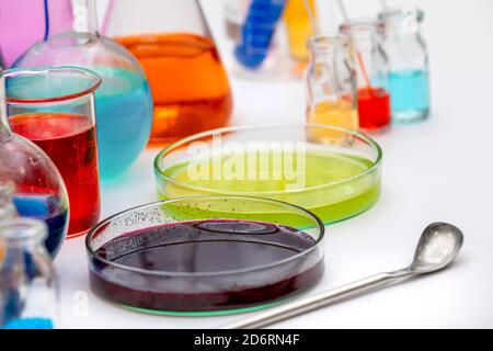 Équipement de laboratoire. Tubes en verre, flacon, erlenmeyer, bécher, boîte de Petri, ballon et autres équipements de mesure de laboratoire de chimie et de médecine. Test equ Banque D'Images