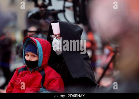 Wadowice, Pologne - 18 octobre 2020 : zone rouge en Pologne. Dans tout le pays et l'obligation de couvrir la bouche et le nez dans les espaces publics. Banque D'Images