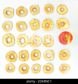 Composition de la couche plate avec des tranches de pommes fraîches et séchées sur fond blanc. Banque D'Images