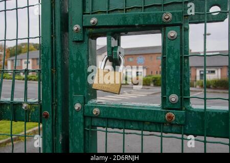 Magheralin, comté d'Armagh, Irlande du Nord, Royaume-Uni. 19 octobre 2020. Suite aux restrictions annoncées la semaine dernière par le Northern Ireland Executive, les écoles sont désormais fermées dans toute l'Irlande du Nord à partir d'aujourd'hui pour les deux prochaines semaines. La porte fermée de l'école primaire du village de Maralin lors d'une journée d'automne grise. Crédit : CAZIMB/Alamy Live News. Banque D'Images