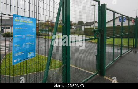 Magheralin, comté d'Armagh, Irlande du Nord, Royaume-Uni. 19 octobre 2020. Suite aux restrictions annoncées la semaine dernière par le Northern Ireland Executive, les écoles sont désormais fermées dans toute l'Irlande du Nord à partir d'aujourd'hui pour les deux prochaines semaines. La porte fermée de l'école primaire du village de Maralin lors d'une journée d'automne grise. Crédit : CAZIMB/Alamy Live News. Banque D'Images