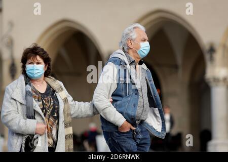 Cracovie, Pologne - 10 octobre 2020 : zone rouge en Pologne. Dans tout le pays et l'obligation de couvrir la bouche et le nez dans les espaces publics. Banque D'Images