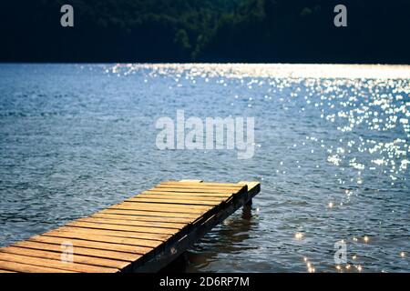 Jetée en bois sur le lac, arrière-plan flou Banque D'Images