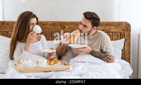 Temps libre, quarantaine et petit déjeuner romantique au lit Banque D'Images