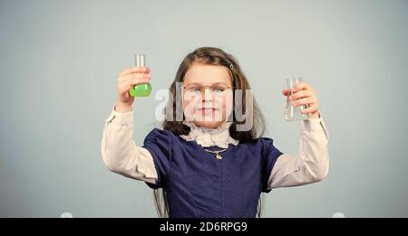 Exploration de l'environnement. Laboratoire scolaire. Expérience scientifique. Analyse chimique. Leçon de chimie scolaire. Éducation scolaire. Chimie et biologie. Fille école nerd. Organisme génétiquement modifié. Banque D'Images