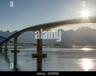 Pont à partir de Gimsoya Austvagoya plus Gimsoystraumen. Les îles Lofoten, dans le nord de la Norvège au cours de l'hiver. L'Europe, Scandinavie, Norvège, Février Banque D'Images