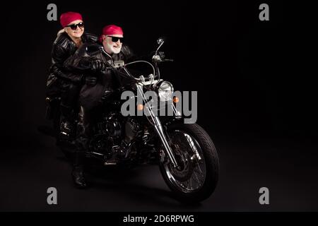 Pleine photo de motards d'âge gris cheveux homme dame couple moto voyage festival de rock pour les retraités portent le rocker pantalon de veste en cuir Banque D'Images
