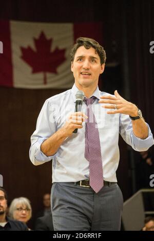 Justin Trudeau, Kate Young et Peter Fragiskatos parlent à l'Université Western, dans le Hall des anciens Banque D'Images