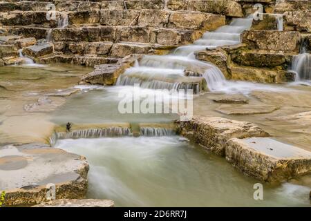 les eaux de la rivière descendent sur des escaliers rocheux Banque D'Images