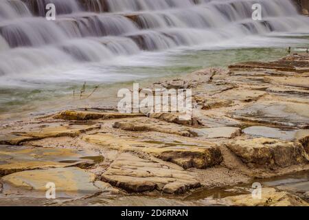les eaux de la rivière descendent sur des escaliers rocheux Banque D'Images