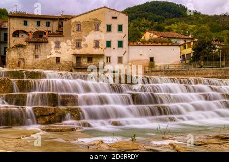 les eaux de la rivière descendent sur des escaliers rocheux Banque D'Images