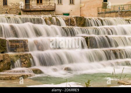 les eaux de la rivière descendent sur des escaliers rocheux Banque D'Images