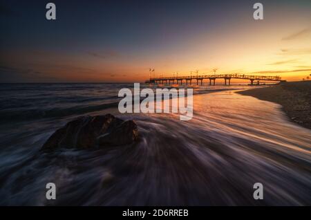 Des collègues hommes et femmes assis à table et utilisant une tablette tout en travaillant ensemble sur un projet de démarrage dans un lieu de travail créatif avec des plantes Banque D'Images