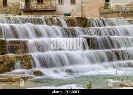 les eaux de la rivière descendent sur des escaliers rocheux Banque D'Images