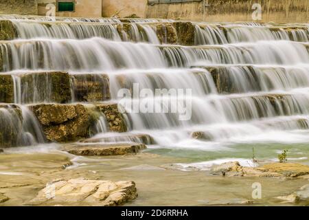 les eaux de la rivière descendent sur des escaliers rocheux Banque D'Images