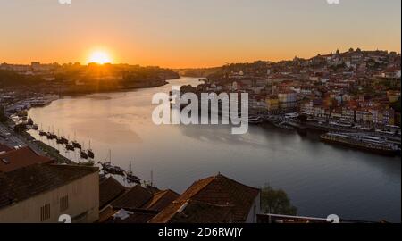 Coucher de soleil sur Rio Douro. À gauche de Vila Nova de Gaia, à droite dans la vieille ville. Ville de Porto (Porto) à Rio Douro dans le nord du Portugal. La vieille ville est répertoriée Banque D'Images