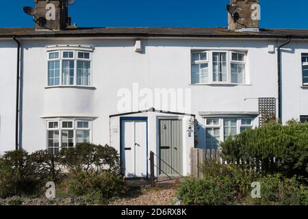 Une terrasse de cottages blancs le long de South Street à Kingsdown, Deal, Kent, Royaume-Uni Banque D'Images