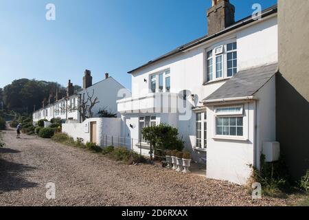 Une terrasse de cottages blancs le long de South Street à Kingsdown, Deal, Kent, Royaume-Uni Banque D'Images