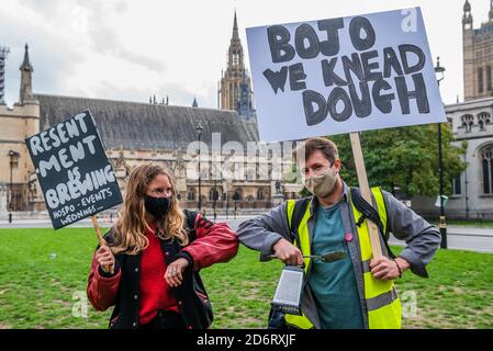 Londres, Royaume-Uni. 19 octobre 2020. HospoDemo sur la place du Parlement pour les travailleurs en/ou liés à l'hospitalité, y compris: Chefs, restaurateurs, opérateurs, propriétaires, personnel d'attente, barmen, publicans, traiteurs, etc. Ils croient que les dernières restrictions COVID-19 relatives aux lieux d'accueil sont «ayant un effet profond sur les affaires et, s'ils continuent, Conduira à la disparition de milliers de restaurants, bars, clubs et autres entreprises liées, laissant une grande partie de la main-d'œuvre britannique de 3 millions d'hôtellerie hors d'un emploi ». Crédit : Guy Bell/Alay Live News Banque D'Images