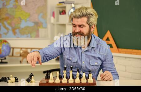 Faites votre propre pensée de manière indépendante. Leçon d'échecs. Concept de stratégie. Enseignant d'école. Jeu de société. Homme intelligent jouant aux échecs. Passe-temps intellectuel. Figures sur le plateau d'échecs. Réfléchir à l'étape suivante. Banque D'Images