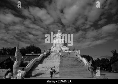 Thaïlande - 2019. Phra Phutta Ming Mongkol Akenakiri. Statue de Bouddha en niveaux de gris. Banque D'Images