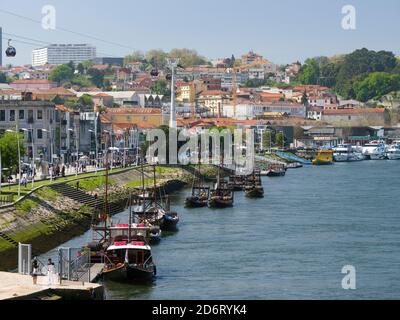 Rabelo, bateaux traditionnels pour le transport du vin. Vila Nova de Gaia de l'autre côté de la rivière Douro, où se trouvent la plupart des caves à vin du port. Banque D'Images