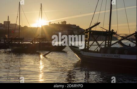 Rabelo, bateaux traditionnels pour le transport du vin. Vila Nova de Gaia de l'autre côté de la rivière Douro, où se trouvent la plupart des caves à vin du port. Banque D'Images