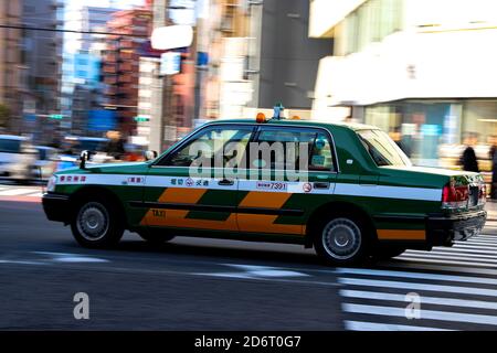 À, JAPON - 10 janvier 2020: En utilisant la technique de panoramique, la voiture reste concentrée pendant la conduite et l'arrière-plan se brouille en raison de la caméra mobile. Banque D'Images