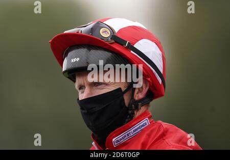 Jockey Joe Fanning dans le ring de parade à l'hippodrome de Pontefract. Banque D'Images