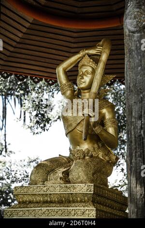 Thaïlande - 2019. Phra Phutta Ming Mongkol Akenakiri. Statuette dorée assise sur ses genoux. Banque D'Images