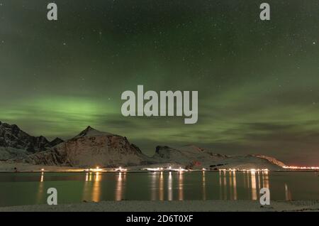 Les lumières du nord au-dessus des montagnes de Moskenesoya s'élevant au-dessus de Selfjorden et Torsfjorden près du village de Fremvang, vu de Flakstadoya . Le Lofoten I Banque D'Images