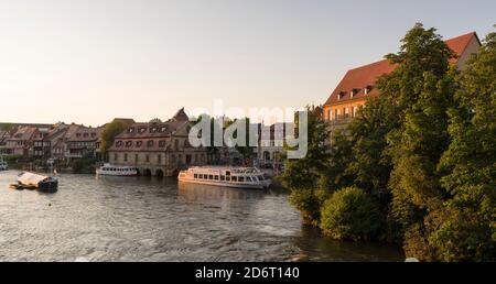 Alte Fischerhaeuser an der Regnitz in Klein-Venedig. Bamberg au Bayern, die Altstadt ist Teil des UNESCO Welterbes. Europa, Deutschland, Bayern, Juni Banque D'Images