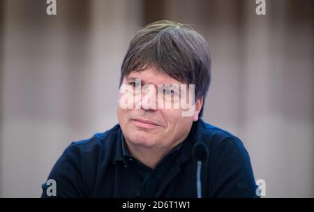 12 octobre 2020, Bade-Wurtemberg, Stuttgart: Martin Hart, responsable des systèmes d'aide au développement et de la sécurité active de Mercedes-Benz, assiste à une conférence de presse. Photo: Marijan Murat/dpa Banque D'Images