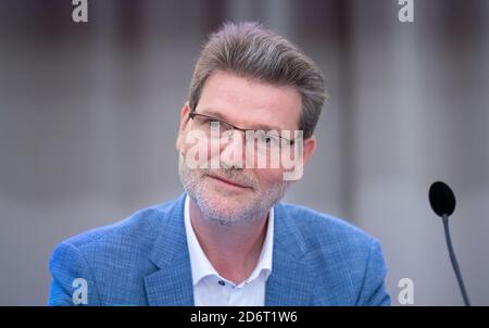 Stuttgart, Allemagne. 12 octobre 2020. Rolf Nicodème, responsable de Networked parking chez Robert Bosch GmbH, assiste à une conférence de presse. Credit: Marijan Murat/dpa/Alamy Live News Banque D'Images