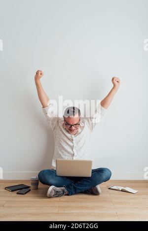 Musicien masculin anonyme talentueux jouant de la mélodie sur la guitare acoustique tout en étant assis dans la pièce pendant la répétition à la maison Banque D'Images