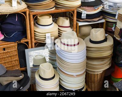 Vente de chapeaux typiques en paille. Aveiro au Portugal sur la côte de l'Atlantique. En raison des nombreux canaux Aveiro est appelé la venise de po Banque D'Images