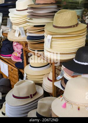 Vente de chapeaux typiques en paille. Aveiro au Portugal sur la côte de l'Atlantique. En raison des nombreux canaux Aveiro est appelé la venise de po Banque D'Images