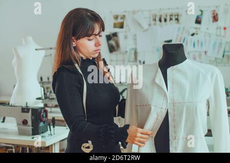 Couturière mettre une chemise sur un mannequin Banque D'Images