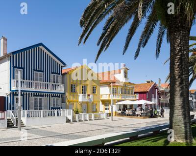 Maisons colorées de Costa Nova, station balnéaire et banlieue d'Aveiro. Aveiro au Portugal sur la côte de l'Atlantique. En raison des nombreuses chaînes A Banque D'Images