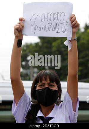 Un étudiant portant un masque facial tient une pancarte devant l'université de Kasetsart pendant la manifestation.des manifestants anti-gouvernementaux assistent à une grande manifestation demandant la démission du Premier ministre thaïlandais et la réforme de la monarchie suite à un « état d'urgence » déclaré par le Premier ministre Prayut Chan-o-cha. Banque D'Images