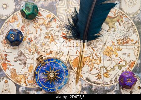 carte d'astrologie antique avec signes du zodiaque, dés et plume de quill Banque D'Images