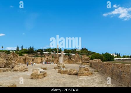 Ruines des thermes d'Anthony à Carthage, groupe de visite en arrière-plan. Tunisie Banque D'Images