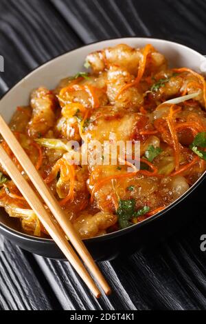 Dongbei Guo Bao Rou Crispy Sweet and Sour Pork gros plan sur le bol sur la table. Vertical Banque D'Images