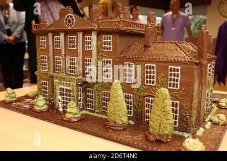 Ayrshire Hospice, Ayr, Ayrshire, Écosse, Royaume-Uni. HRH Prince Charles le duc de Rothesay visite l'Hospice d'Ayrshire dans Racecourse Road Ayr l'étonnante sculpture de chocolat de la maison Highgrove douée à l'Hospice d'Ayrshire Banque D'Images