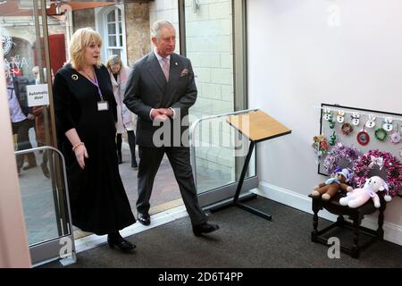 Ayrshire Hospice, Ayr, Ayrshire, Écosse, Royaume-Uni. HRH Prince Charles le duc de Rothesay visite l'Hospice d'Ayrshire dans Racecourse Road Ayr Chef de l'exécutif de l'Hospice d'Ayrshire Mandy Yule escorte le prince Charles dans le bâtiment Banque D'Images