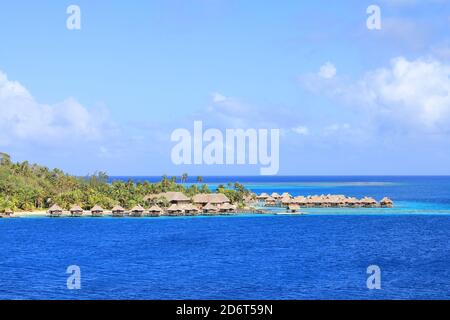 Bungalows sur l'eau sur l'île de Bora Bora, Polynésie française, Océan Pacifique Sud. Banque D'Images