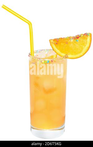 Cocktail avec jus d'orange et cube de glace décoré de noix de coco multicolores sur fond blanc. Banque D'Images