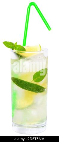 Limonade aux fruits avec des cubes de citron vert et de glace et de menthe dans un verre à bille haute sur fond blanc. Banque D'Images