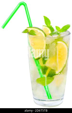 cocktail de limonade au citron vert, cube de glace et pailles buvant isolé sur fond blanc. Banque D'Images