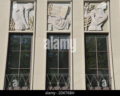 19 octobre 2020, Rhénanie-Palatinat, Trèves : partie de l'avant du tribunal de district. Le procès sur un centre informatique illégal dans un ancien bunker de l'OTAN à Traben-Trarbach est actuellement en cours. Huit suspects - quatre Hollandais, trois Allemands et un bulgare - auraient hébergé des sites Web sur des serveurs dans les installations souterraines, que des criminels du monde entier avaient l'habitude de mener des affaires illégales pour des millions de personnes, selon les poursuites judiciaires. Entre autres choses, ils sont accusés de complicité. Le centre informatique a été fouillé dans une opération importante à la fin de septembre Banque D'Images